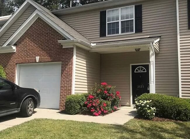 property at 3135 Manhasset Ln