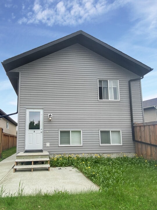 9442 Lakeland Dr in Grande Prairie, AB - Building Photo