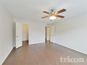 2655 Lark in Humble, TX - Foto de edificio - Building Photo