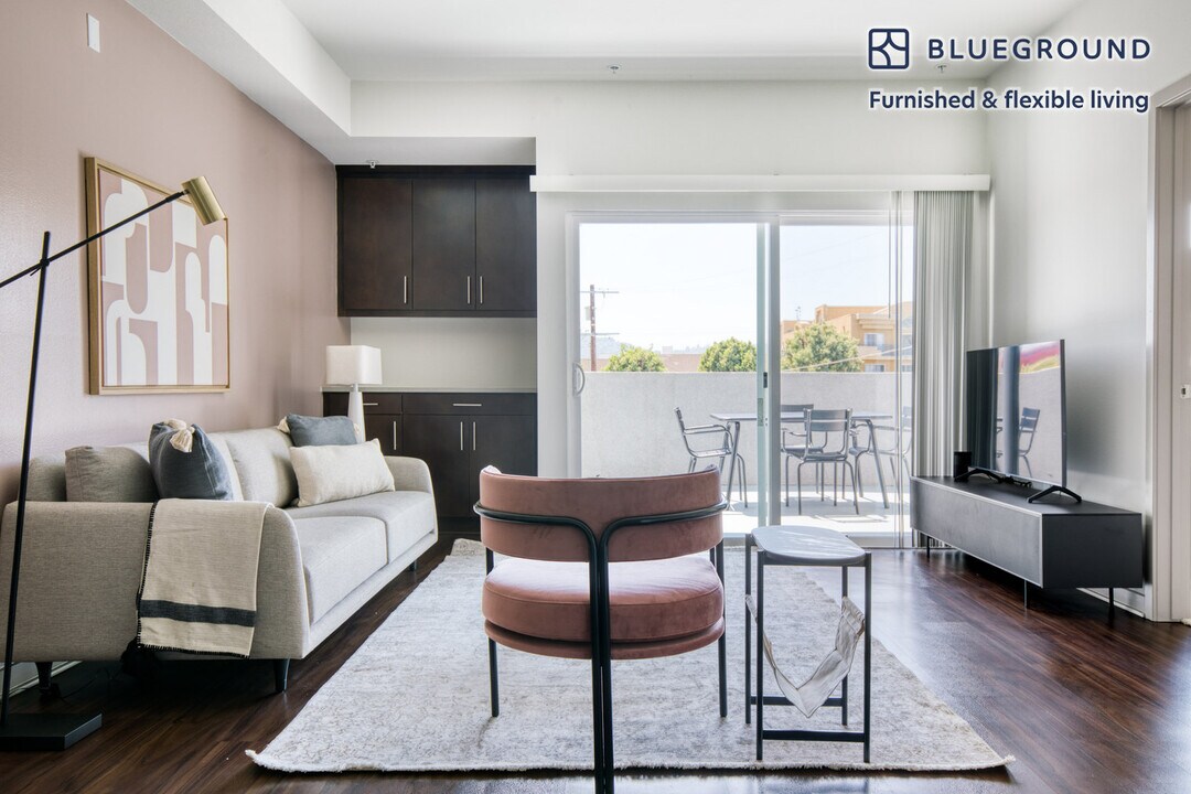 11130 Otsego St in Los Angeles, CA - Building Photo