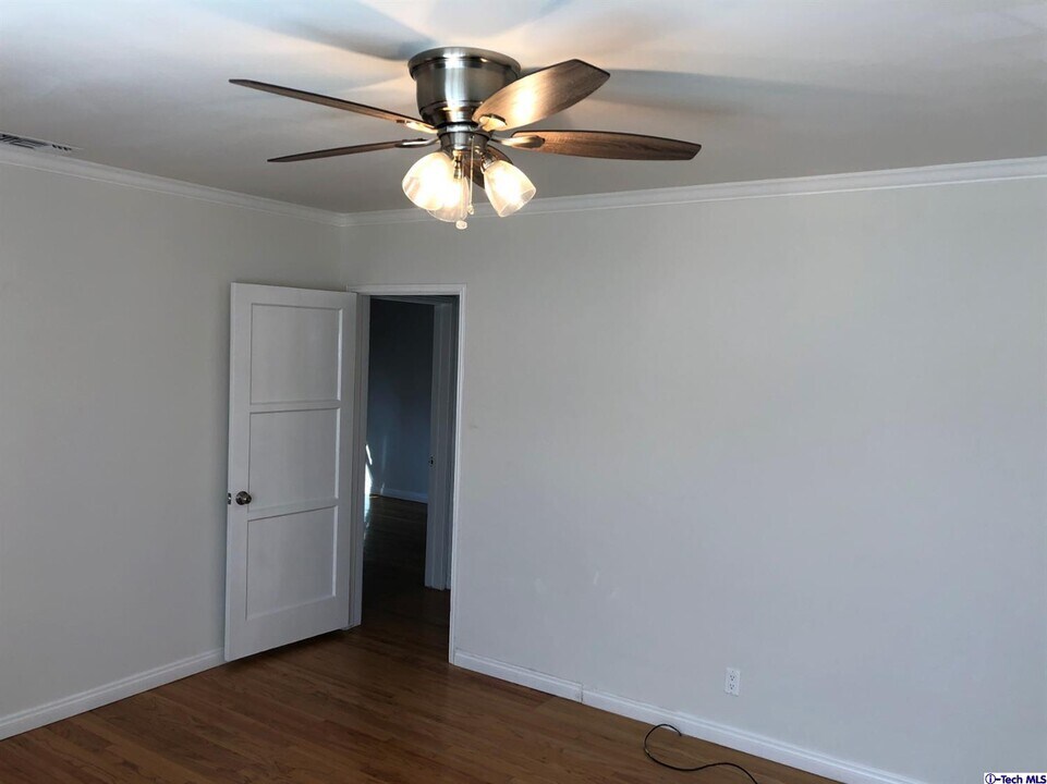 1439 Barrington Way in Glendale, CA - Building Photo