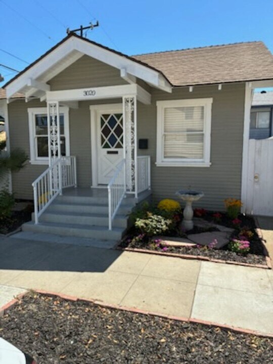 3020 E 17th St in Long Beach, CA - Building Photo