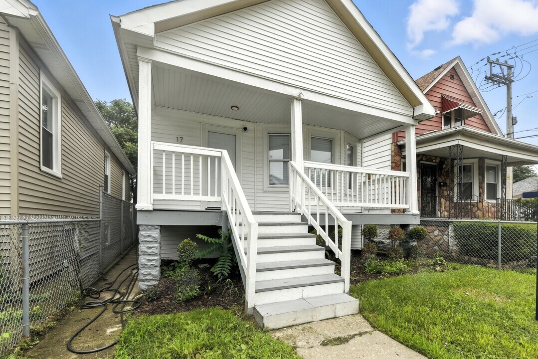 17 E 100th Pl in Chicago, IL - Building Photo