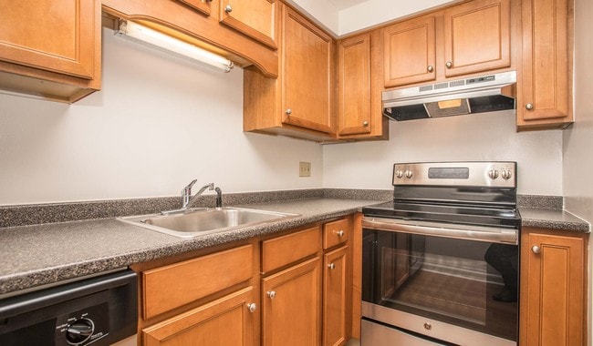 Royal Crest Estates Apartments in Nashua, NH - Building Photo - Building Photo