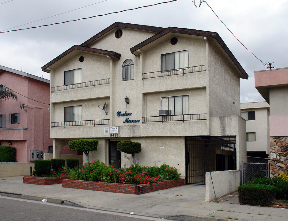 11423 Cedar Ave in Hawthorne, CA - Building Photo