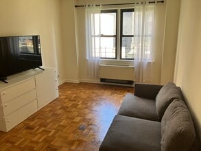 240 E 46th St, Unit 9G in New York, NY - Foto de edificio - Building Photo