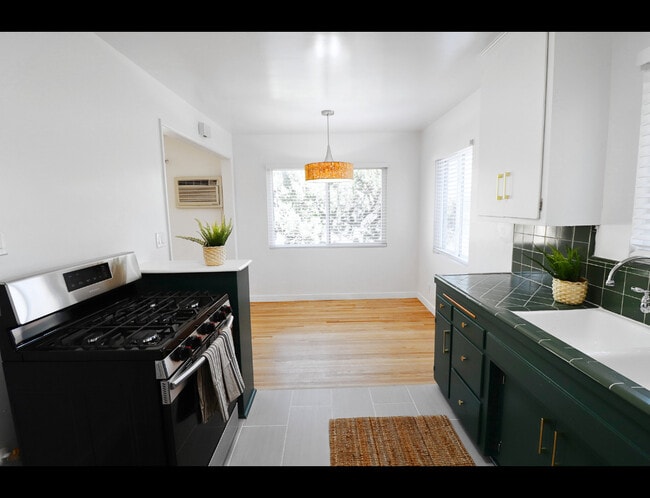 113 N. Parish Pl in Burbank, CA - Foto de edificio - Building Photo