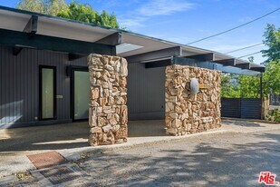 2775 Rinconia Dr in Los Angeles, CA - Building Photo