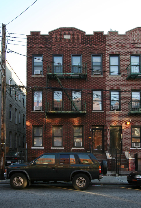 247 E 51st St in Brooklyn, NY - Foto de edificio