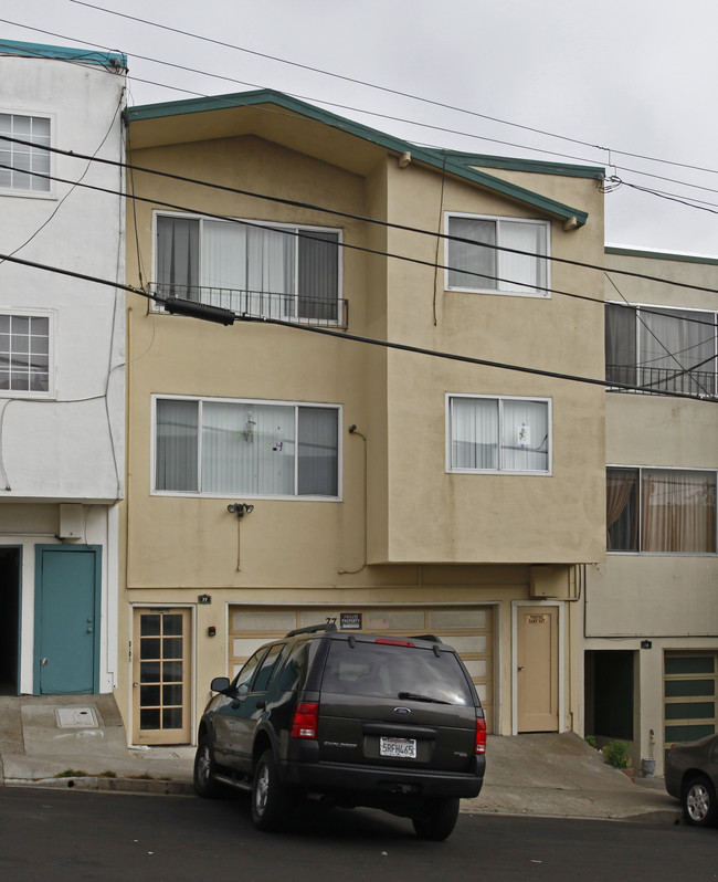 77 Lausanne Ave in Daly City, CA - Foto de edificio - Building Photo