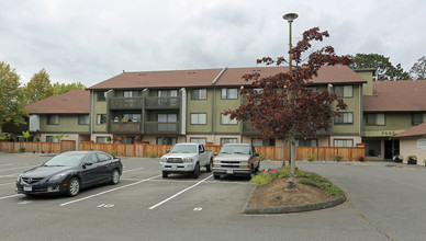 Brentwood Villa Apartments in Central Saanich, BC - Building Photo - Building Photo