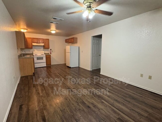 1112 Williams Ave in Cleburne, TX - Building Photo - Building Photo