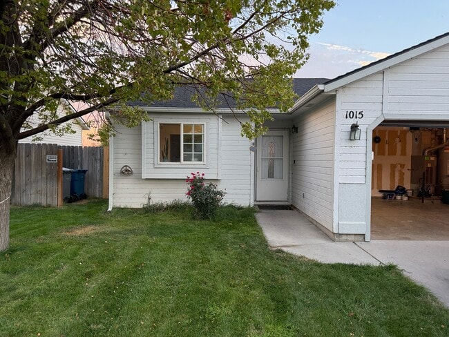 1015 Flint Dr in Caldwell, ID - Building Photo - Building Photo