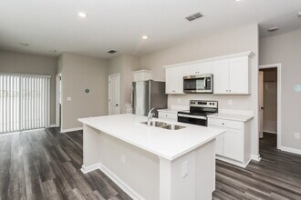 966 Kelly Fern Lp in Ruskin, FL - Building Photo - Building Photo