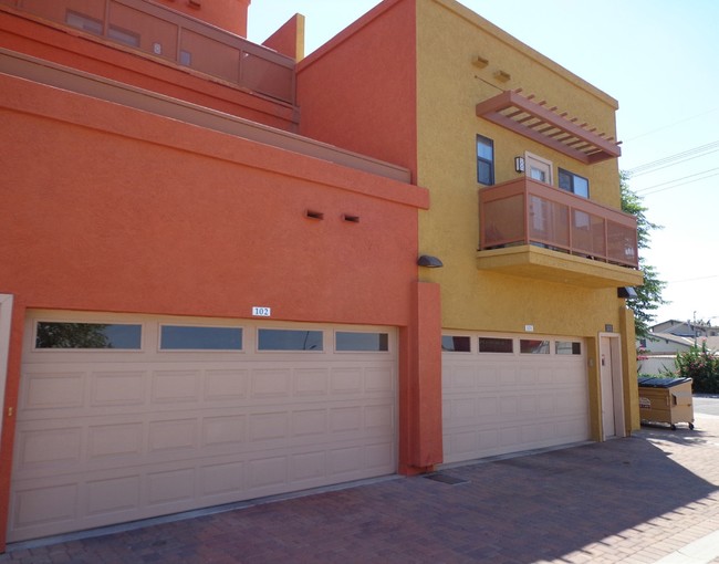 Townhomes on 28th St in Phoenix, AZ - Building Photo - Building Photo