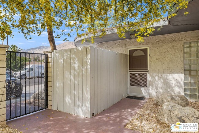 920 E Cottonwood Rd in Palm Springs, CA - Foto de edificio - Building Photo