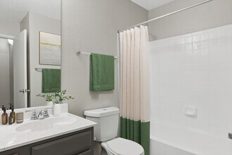 ReNew Holiday Hill® in Midland, TX - Foto de edificio - Building Photo