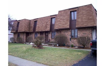 5833-5839 Ryewyck Dr in Toledo, OH - Building Photo - Building Photo