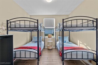 14644 Edgewater Cir in Naples, FL - Foto de edificio - Building Photo