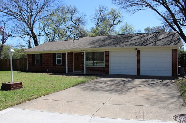 124 Oakhurst Dr in Bedford, TX - Building Photo - Building Photo