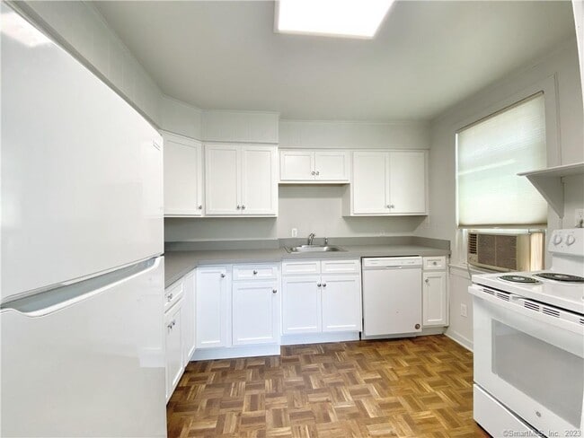 251 Melville Dr in Fairfield, CT - Building Photo - Building Photo