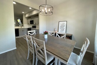 2670 NW Kennedy Ct in Portland, OR - Building Photo - Building Photo