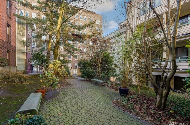 211 Summit Ave E in Seattle, WA - Building Photo - Building Photo