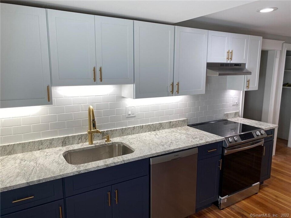 223 Park Rd in West Hartford, CT - Building Photo