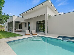 543 NE 109th St in Miami, FL - Building Photo - Building Photo