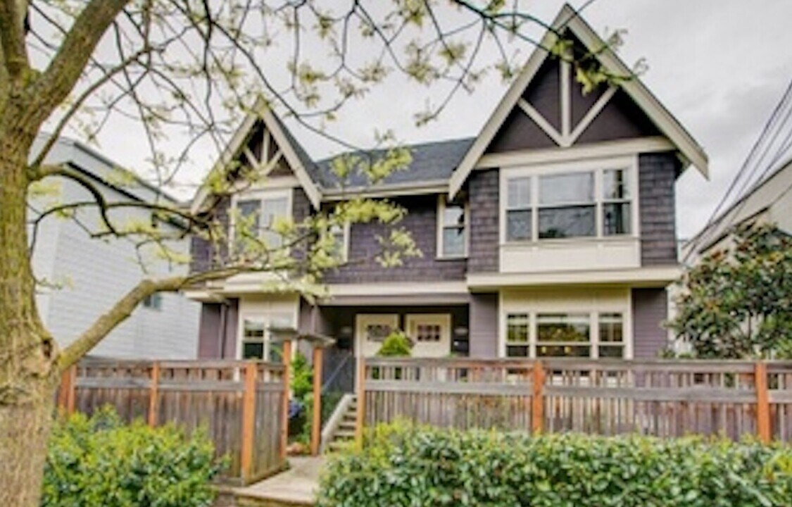 529 11th Ave E in Seattle, WA - Building Photo