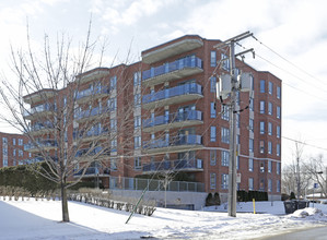 520 de la Côte-Vertu in Montréal, QC - Building Photo - Building Photo