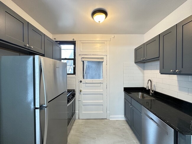 1321.5 W Estes Ave, Unit 43 in Chicago, IL - Foto de edificio - Building Photo