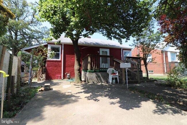 property at 817 Chillum Rd