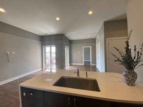 5911 N Northwest Hwy in Chicago, IL - Building Photo - Building Photo