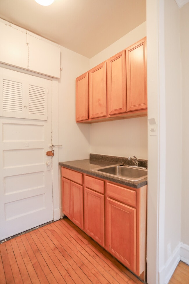 1361 W Greenleaf Ave, Unit #1A
