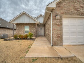 11425 NW 100th Ct in Yukon, OK - Building Photo - Building Photo