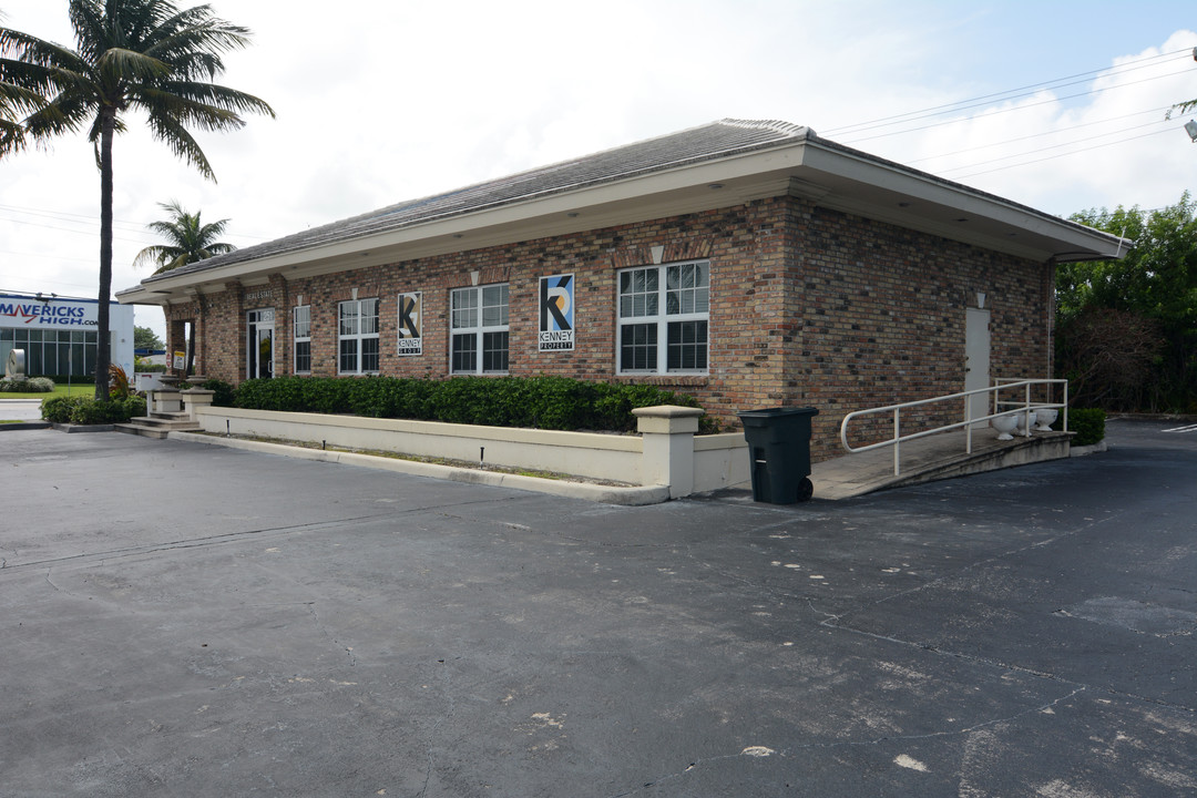 Poinsettia Club Apartments in West Palm Beach, FL - Foto de edificio