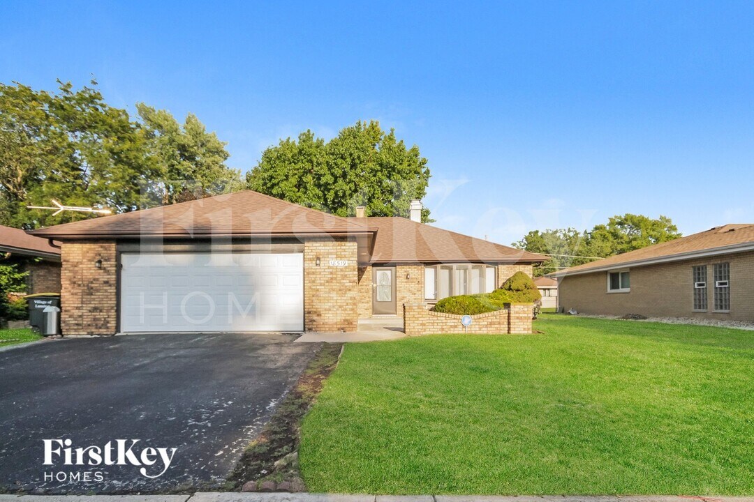 18519 Carriage Ln in Lansing, IL - Foto de edificio