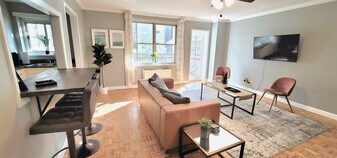 300 W Peachtree St NW in Atlanta, GA - Building Photo