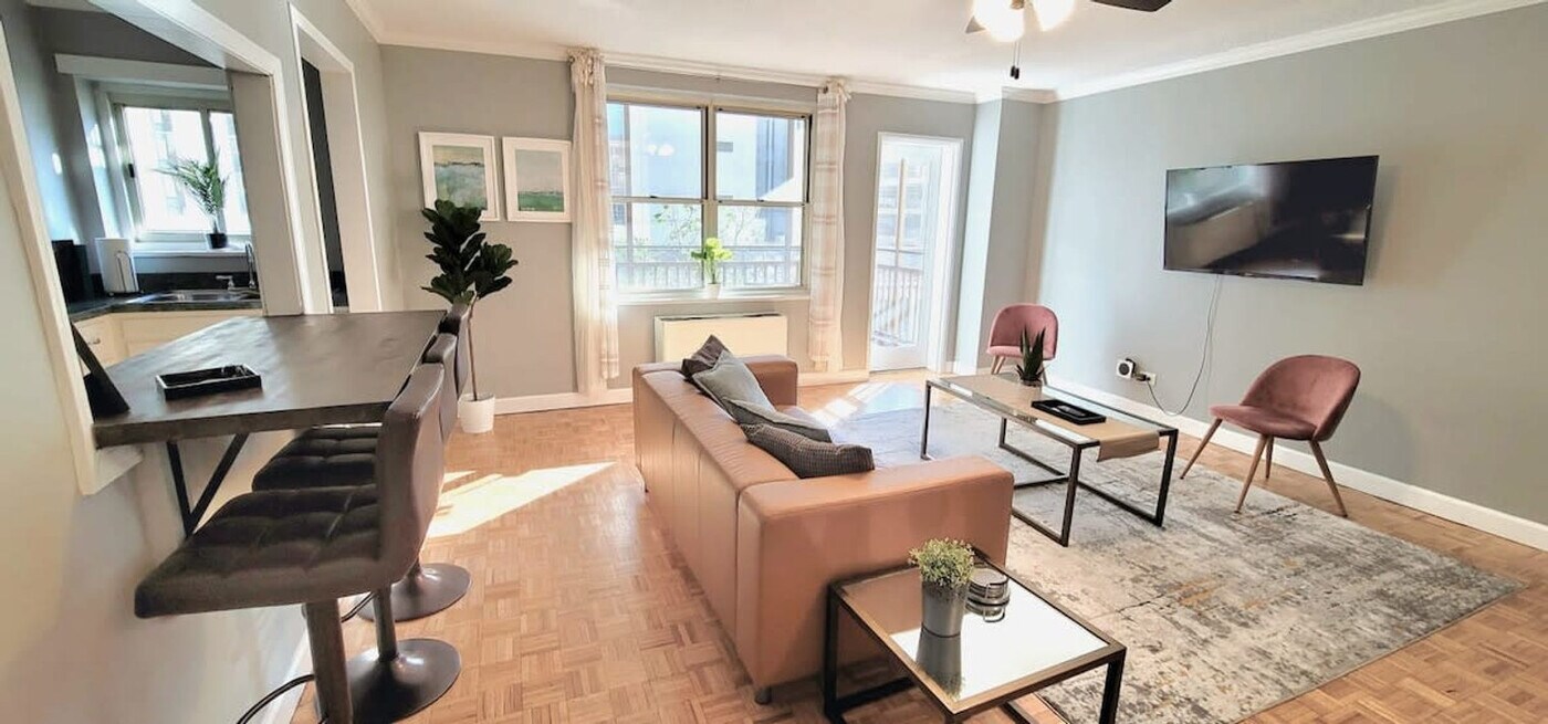 300 W Peachtree St NW in Atlanta, GA - Foto de edificio