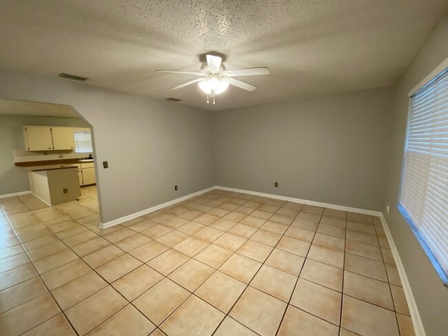 3040 Juniper Dr in Edgewater, FL - Building Photo - Building Photo