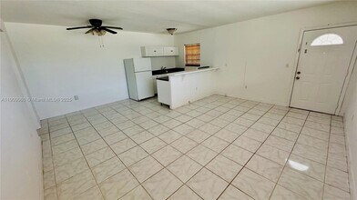 8000 Tatum Waterway Dr in Miami, FL - Building Photo - Building Photo