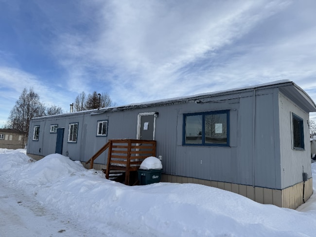 9499 Brayton Dr in Anchorage, AK - Foto de edificio - Building Photo