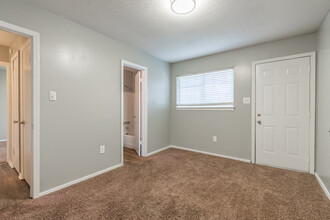 Lexington Apartments in Memphis, TN - Building Photo - Interior Photo