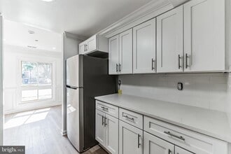 630 Clearwater Ct in Herndon, VA - Building Photo - Building Photo