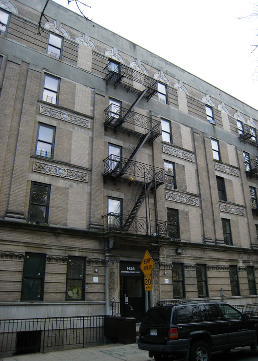 1428 Crotona Park E in Bronx, NY - Building Photo