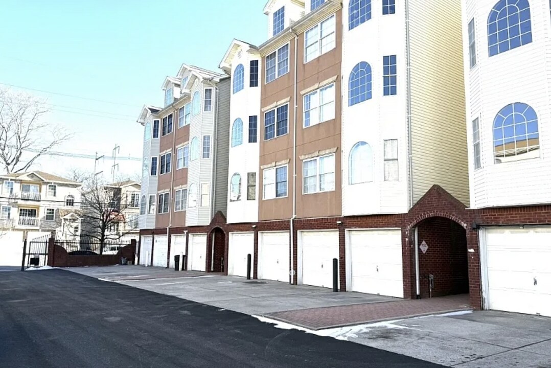 566 Pennsylvania Ave, Unit D2 in Elizabeth, NJ - Foto de edificio