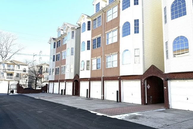 566 Pennsylvania Ave, Unit D2