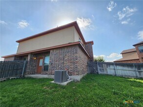 430 Creekside Curve in New Braunfels, TX - Foto de edificio - Building Photo