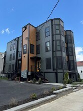 19 High St, Unit #2 in Chelsea, MA - Building Photo - Building Photo